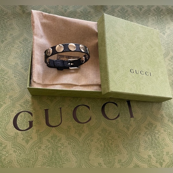 New GUCCI
Studded Leather Wrap Black Bracelet - Picture 1 of 14